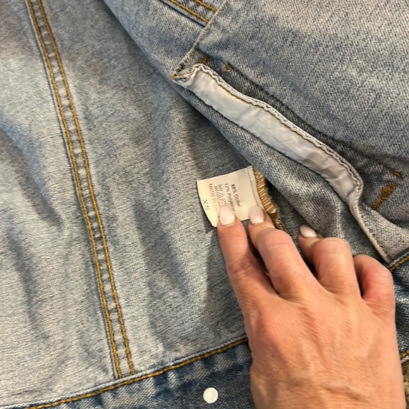 ⭐️ LIKE NEW DENIM JACKET ⭐️ - Picture 2 of 3